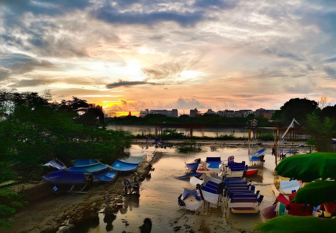 微博视界大会红毯：杨幂孔雀女王造型惊艳，白鹿白色礼服似美神，沈月骑士公主风独树一帜